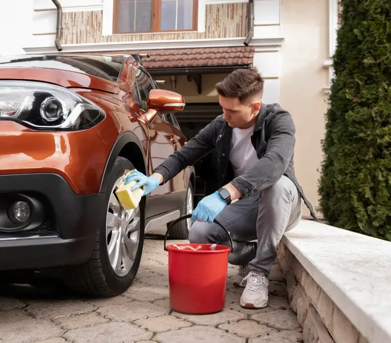 Lavage auto à domicile Bazoches-sur-le-Betz : professionnel intervenant sur un véhicule